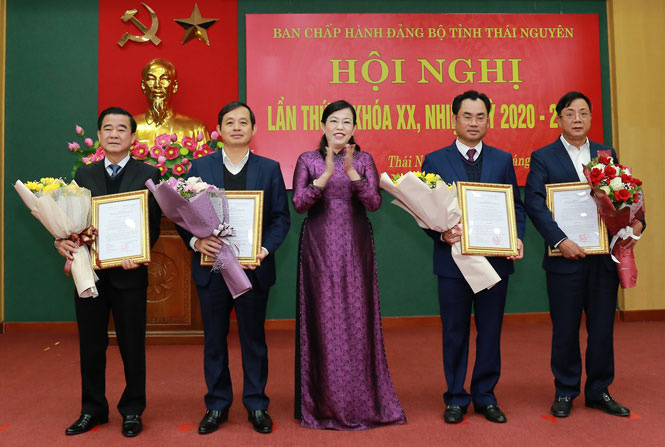 Thái Nguyên: Công bố các quyết định về công tác cán bộ - Ảnh 1.