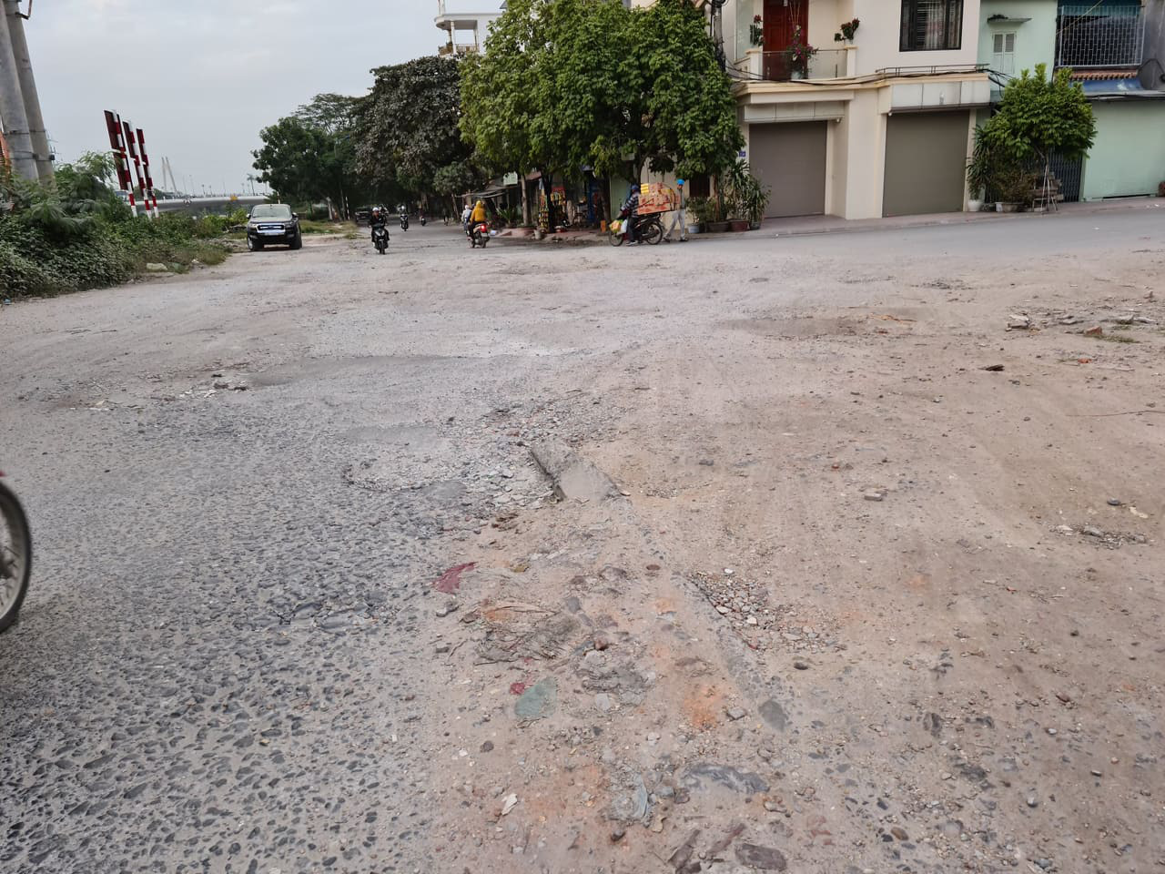 Hải Phòng: Cách giải trung tâm nghìn tỷ một cây cầu là con đường bụi bặm đầy ổ gà khiến người dân thất vọng - Ảnh 5.