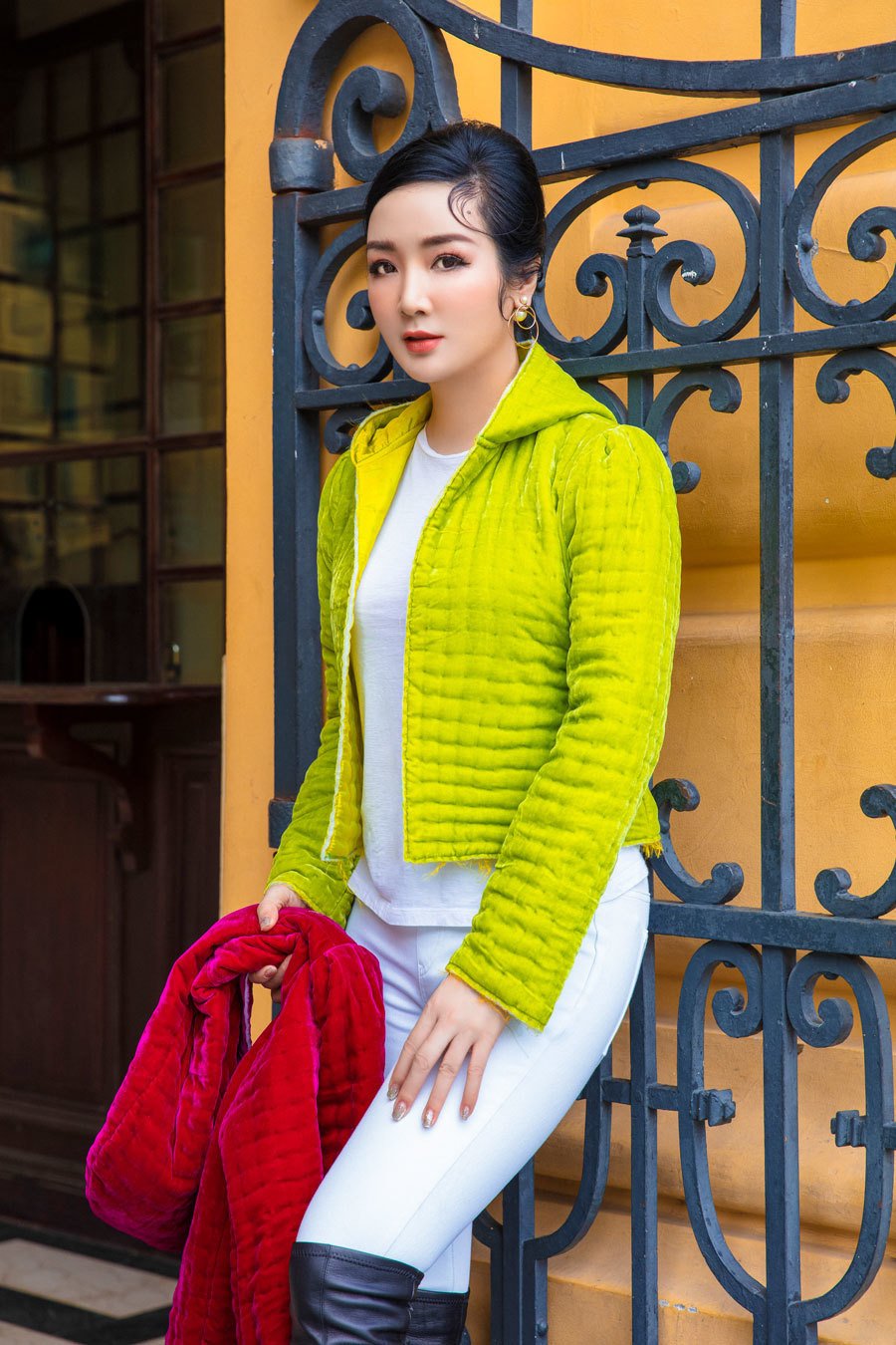 Hoa hậu Giáng My xinh đẹp &quot;bỏ quên&quot; tuổi U50 nhờ áo chân bông đón lạnh Hà Nội - Ảnh 6.