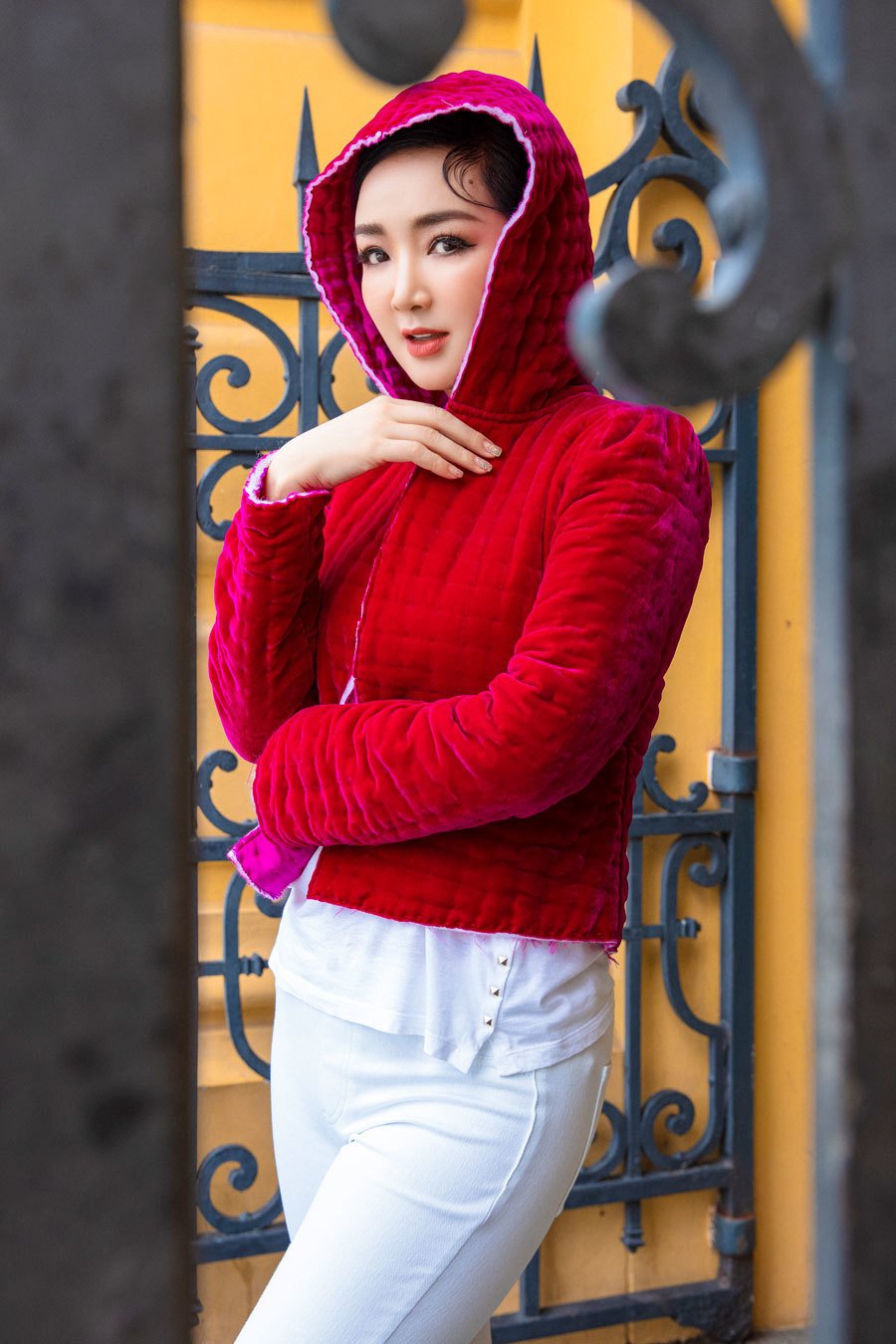 Hoa hậu Giáng My xinh đẹp &quot;bỏ quên&quot; tuổi U50 nhờ áo chân bông đón lạnh Hà Nội - Ảnh 5.