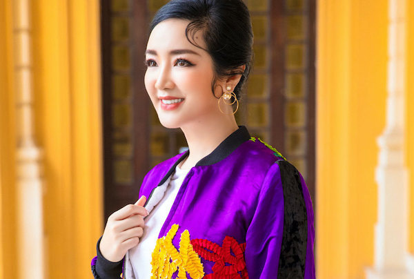 Hoa hậu Giáng My xinh đẹp &quot;bỏ quên&quot; tuổi U50 nhờ áo chân bông đón lạnh Hà Nội - Ảnh 13.
