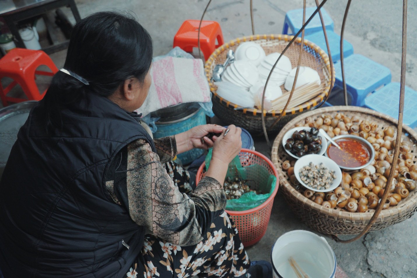Độc nhất Hà Thành: &quot;Bún ốc nguội vừa ăn vừa khóc&quot;, 30 năm chỉ bán vỉa hè - Ảnh 2.