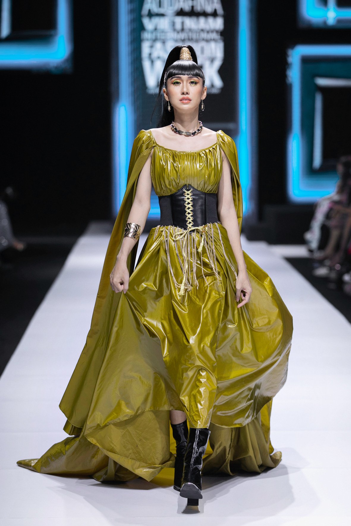 Lynk Lee “càn quét” sàn runway sau màn hóa thân thành Hồ Ngọc Hà phiên bản gây tranh cãi - Ảnh 1.