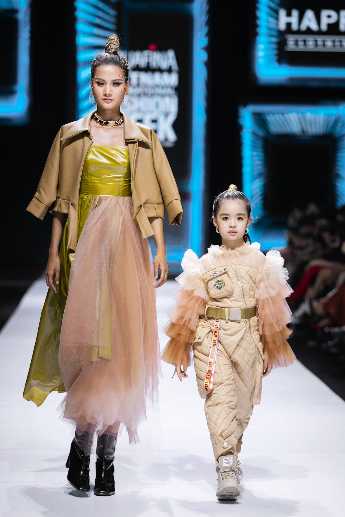 Lynk Lee “càn quét” sàn runway sau màn hóa thân thành Hồ Ngọc Hà phiên bản gây tranh cãi - Ảnh 5.