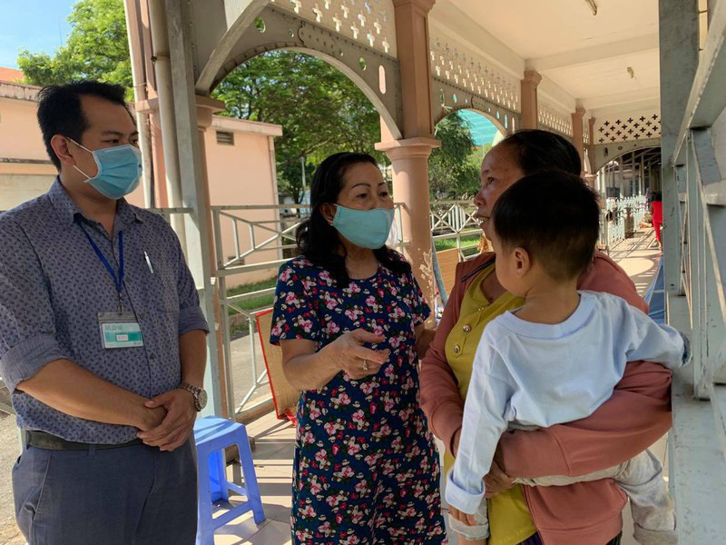 Sức khỏe bé gái 3 tuổi bị mẹ ruột bạo hành tiên lượng xấu - Ảnh 2.