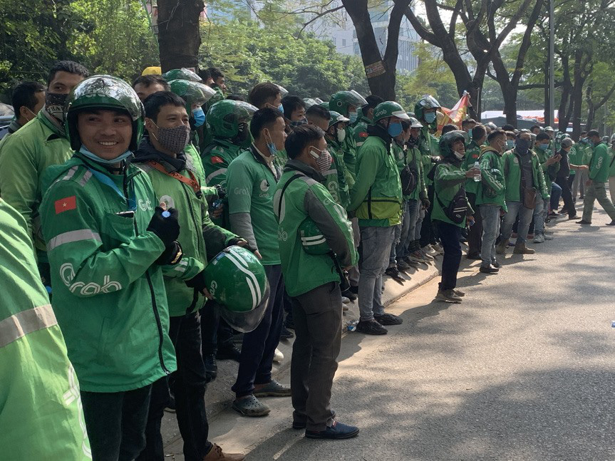Grab nói gì về việc tài xế Grab tập trung, phản đối tăng chiết khấu thuế VAT? - Ảnh 1.