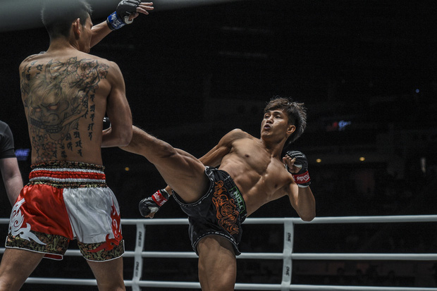 Hạ knock-out Yuta Watanabe, vì sao Nguyễn Trần Duy Nhất lại... quỳ gối? - Ảnh 1.