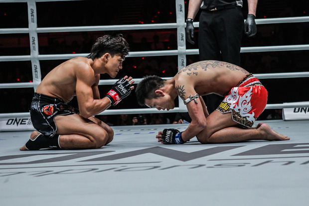 Hạ knock-out Yuta Watanabe, vì sao Nguyễn Trần Duy Nhất lại... quỳ gối? - Ảnh 2.