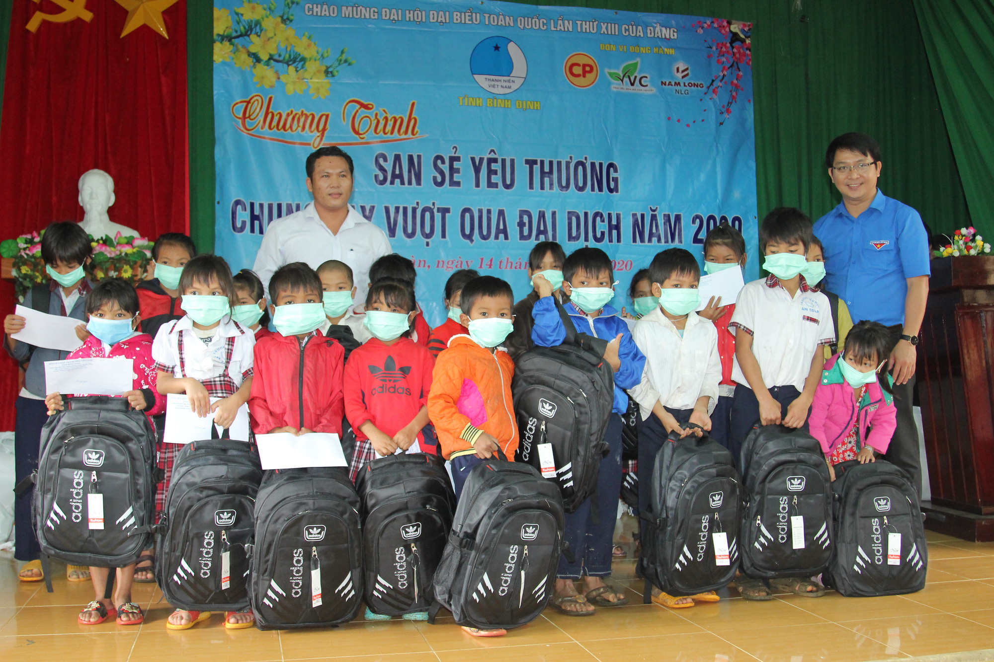 Bình Định: Hàng trăm suất quà đến tay người dân vùng cao An Toàn - Ảnh 3.