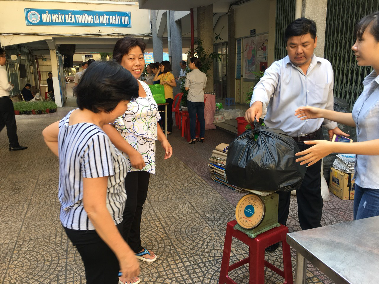TP.HCM quyết tâm thu gom rác tính bằng trọng lượng - Ảnh 2.