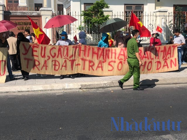 Hàng trăm người mua nhà căng băng rôn phản đối ở cổng TAND Cấp cao Đà Nẵng - Ảnh 2. Hàng trăm người mua nhà căng băng rôn phản đối ở cổng TAND Cấp cao Đà Nẵng - Ảnh 2.
