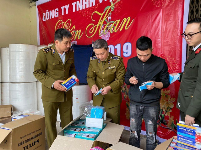 Phát hiện doanh nghiệp làm khẩu trang bằng... giấy vệ sinh - Ảnh 1. Phát hiện doanh nghiệp làm khẩu trang bằng... giấy vệ sinh - Ảnh 1.