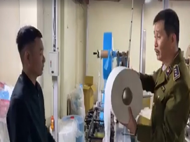 Có thể phạt tù tới 15 năm với hành vi làm khẩu trang bằng giấy - Ảnh 1. Có thể phạt tù tới 15 năm với hành vi làm khẩu trang bằng giấy - Ảnh 1.