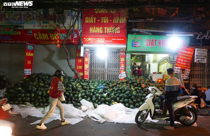 Cửa khẩu ngừng thông quan, hàng nông sản "chạy về" Thủ đô chờ giải cứu - Ảnh 1. Cửa khẩu ngừng thông quan, hàng nông sản "chạy về" Thủ đô chờ giải cứu - Ảnh 1.