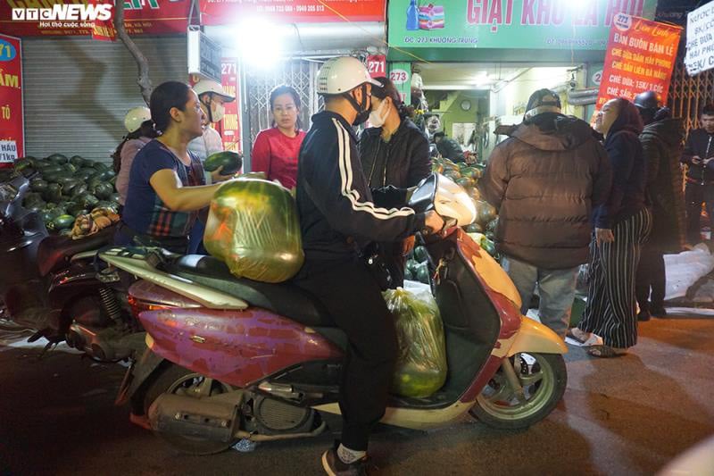 Cửa khẩu ngừng thông quan, hàng nông sản "chạy về" Thủ đô chờ giải cứu - Ảnh 10. Cửa khẩu ngừng thông quan, hàng nông sản "chạy về" Thủ đô chờ giải cứu - Ảnh 10.