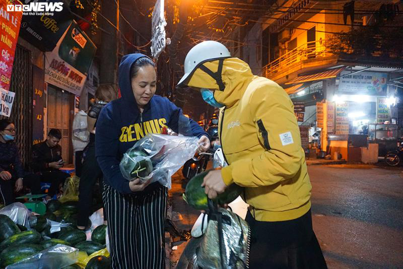 Cửa khẩu ngừng thông quan, hàng nông sản "chạy về" Thủ đô chờ giải cứu - Ảnh 9. Cửa khẩu ngừng thông quan, hàng nông sản "chạy về" Thủ đô chờ giải cứu - Ảnh 9.