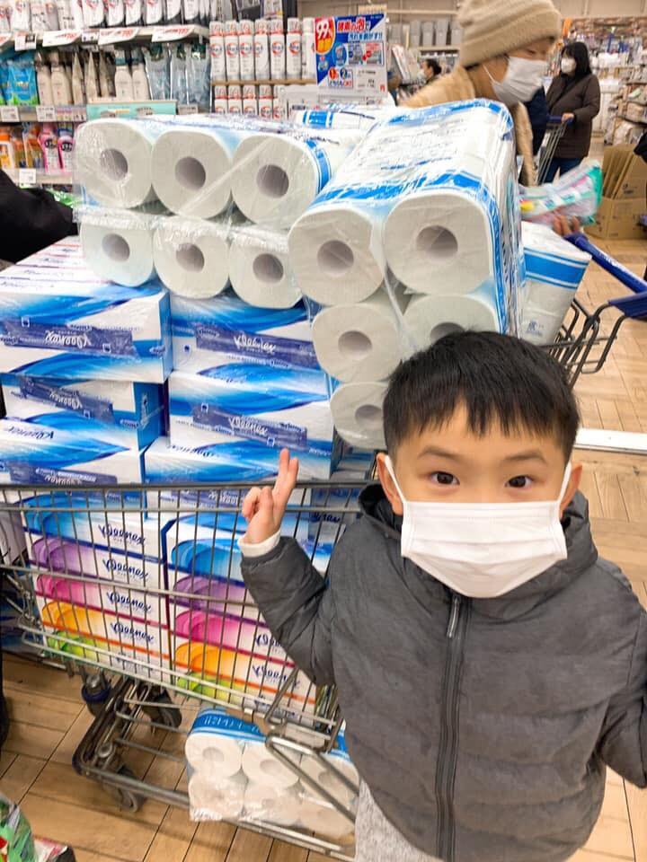 Người dân Nhật Bản đổ xô mua giấy vệ sinh tích trữ giữa dịch virus corona - Ảnh 1. Người dân Nhật Bản đổ xô mua giấy vệ sinh tích trữ giữa dịch virus corona - Ảnh 1.
