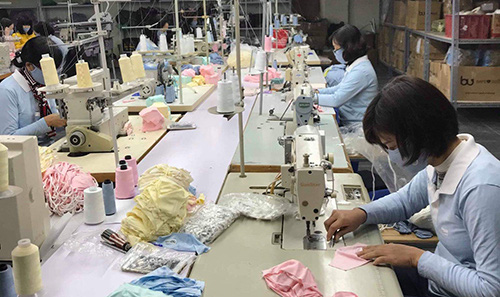 Các nhà máy khẩu trang vừa sản xuất vừa lo thiếu nguyên liệu - Ảnh 1. Các nhà máy khẩu trang vừa sản xuất vừa lo thiếu nguyên liệu - Ảnh 1.