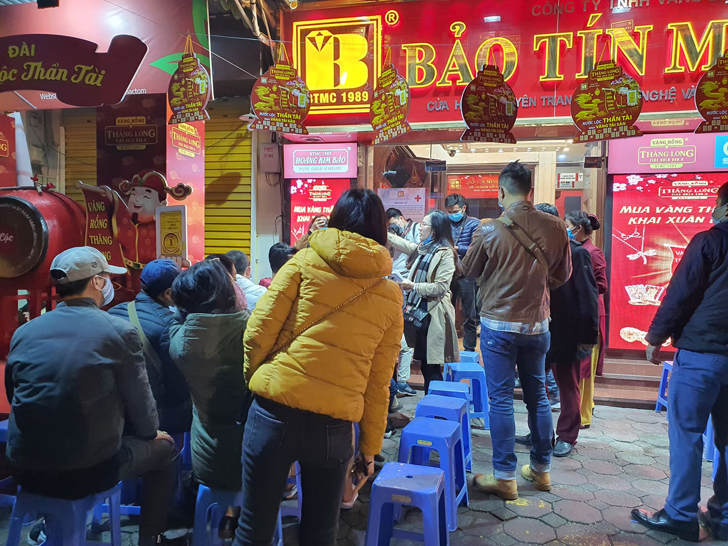 Ngày vía Thần Tài: Đến "Ngọc Hoàng" cũng phải đeo khẩu trang - Ảnh 8. Ngày vía Thần Tài: Đến "Ngọc Hoàng" cũng phải đeo khẩu trang - Ảnh 8.