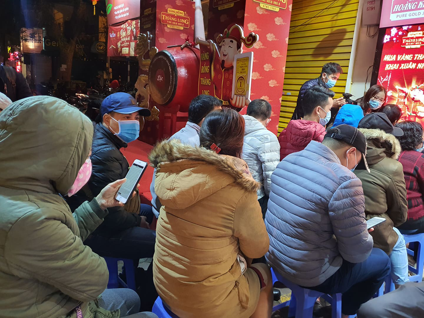 Ngày vía Thần Tài: Đến "Ngọc Hoàng" cũng phải đeo khẩu trang - Ảnh 3. Ngày vía Thần Tài: Đến "Ngọc Hoàng" cũng phải đeo khẩu trang - Ảnh 3.