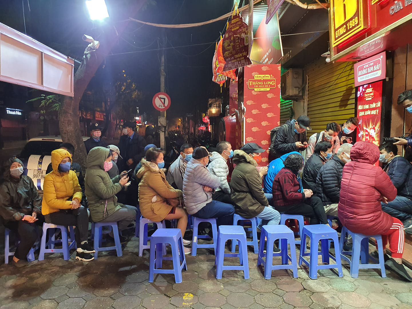 Ngày vía Thần Tài: Đến "Ngọc Hoàng" cũng phải đeo khẩu trang - Ảnh 4. Ngày vía Thần Tài: Đến "Ngọc Hoàng" cũng phải đeo khẩu trang - Ảnh 4.