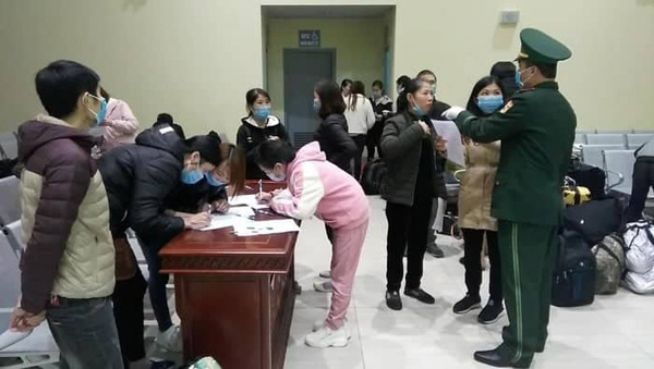Cách ly 14 ngày 70 công dân Việt Nam đi lao động chui tại Trung Quốc - Ảnh 1. Cách ly 14 ngày 70 công dân Việt Nam đi lao động chui tại Trung Quốc - Ảnh 1.
