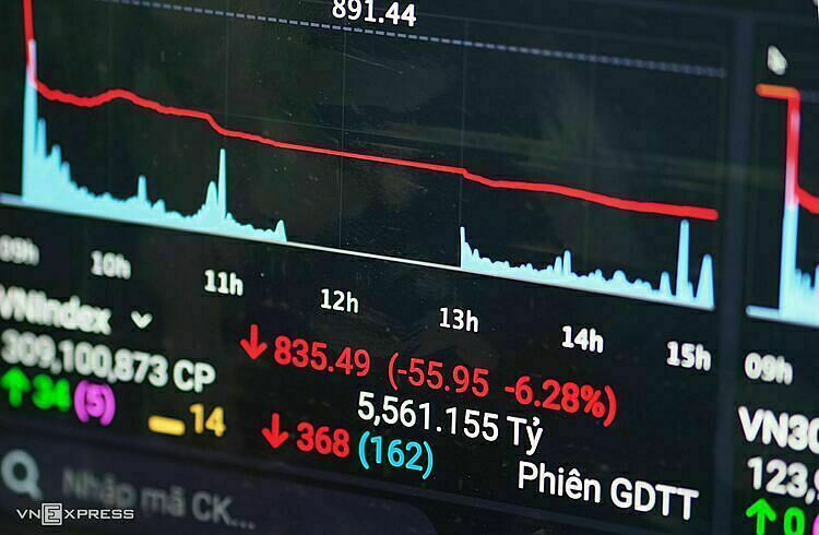 Ông Trần Văn Dũng: Chứng khoán giảm mạnh do hội tụ nhiều tin xấu - Ảnh 2. Ông Trần Văn Dũng: Chứng khoán giảm mạnh do hội tụ nhiều tin xấu - Ảnh 2.