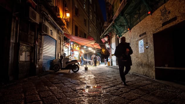 Italy thắt chặt phong tỏa, đóng cửa mọi nhà hàng, cửa hàng khi số ca tử vong tăng vọt 30% - Ảnh 1. Italy thắt chặt phong tỏa, đóng cửa mọi nhà hàng, cửa hàng khi số ca tử vong tăng vọt 30% - Ảnh 1.
