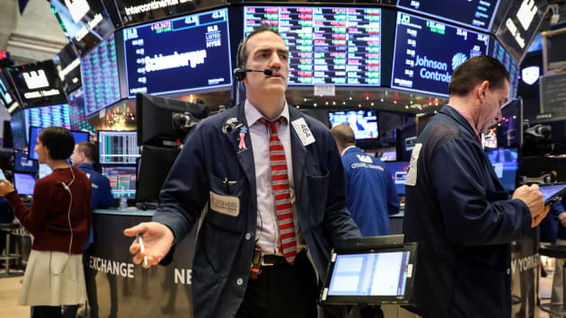 Dow Jones và S&P 500 giảm hơn 11%, chứng khoán Mỹ lại ngừng giao dịch - Ảnh 1. Dow Jones và S&P 500 giảm hơn 11%, chứng khoán Mỹ lại ngừng giao dịch - Ảnh 1.