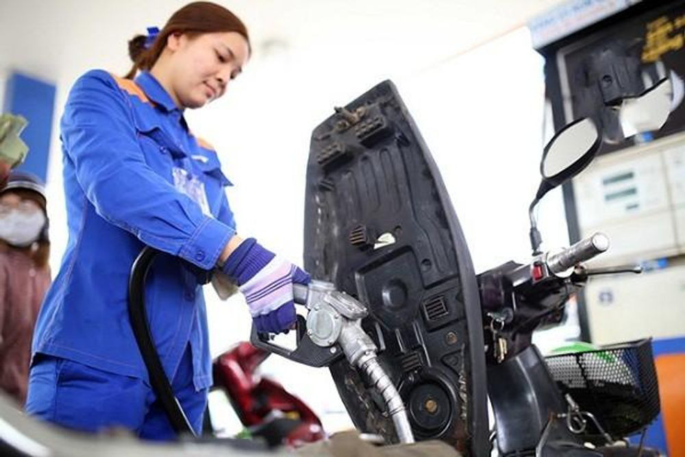 Vì sao tốc độ giảm giá xăng dầu Việt Nam chỉ bằng 40% thế giới? - Ảnh 1. Vì sao tốc độ giảm giá xăng dầu Việt Nam chỉ bằng 40% thế giới? - Ảnh 1.