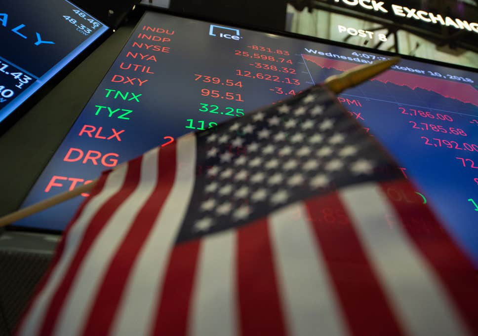 Dow Jones bốc hơi 225 điểm khi Mỹ công bố dữ liệu GDP tệ nhất mọi thời đại - Ảnh 1. Dow Jones bốc hơi 225 điểm khi Mỹ công bố dữ liệu GDP tệ nhất mọi thời đại - Ảnh 1.