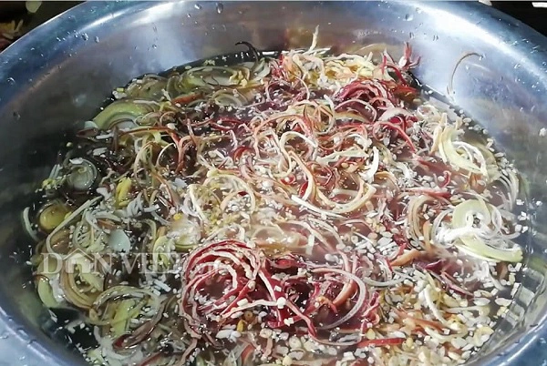 Món cá sống nhảy tanh tách đã ăn được "chế biến" như thế nào? - Ảnh 2. Món cá sống nhảy tanh tách đã ăn được "chế biến" như thế nào? - Ảnh 2.