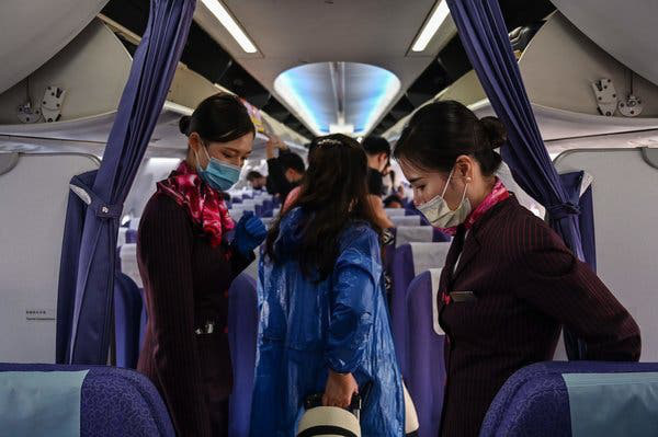 Một ngày của các phi công, tiếp viên hàng không trong dịch Covid-19 - Ảnh 1. Một ngày của các phi công, tiếp viên hàng không trong dịch Covid-19 - Ảnh 1.
