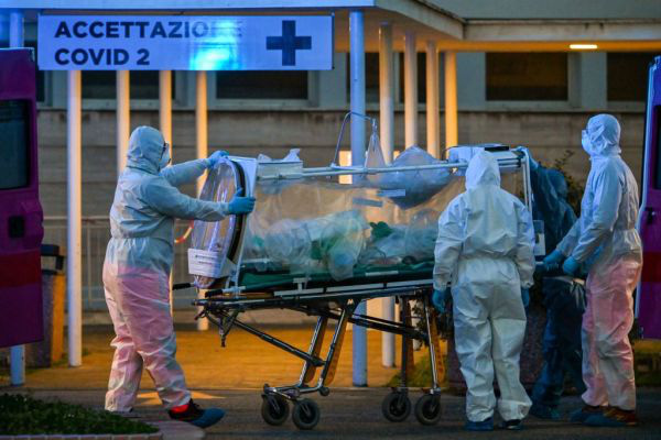 Vì sao số người chết vì Covid-19 ở Italy, Tây Ban Nha cao hơn cả Trung Quốc? - Ảnh 1. Vì sao số người chết vì Covid-19 ở Italy, Tây Ban Nha cao hơn cả Trung Quốc? - Ảnh 1.