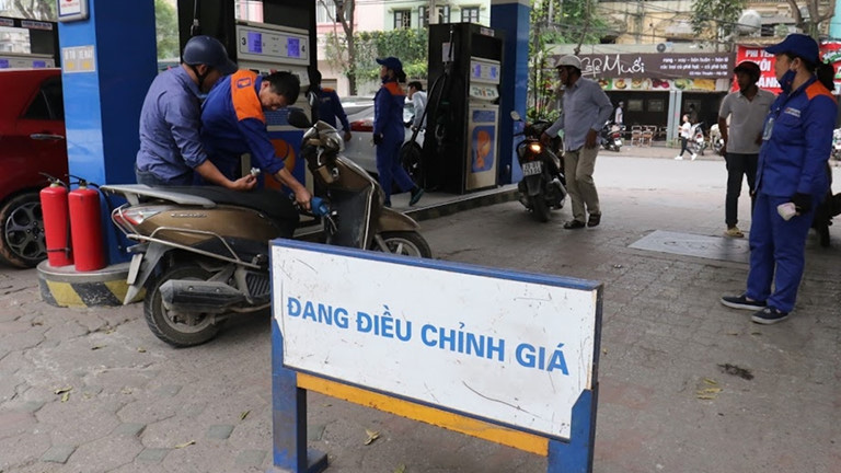 Cần thu hẹp thời gian điều chỉnh giá xăng dầu để tránh “vô duyên” - Ảnh 1. Cần thu hẹp thời gian điều chỉnh giá xăng dầu để tránh “vô duyên” - Ảnh 1.