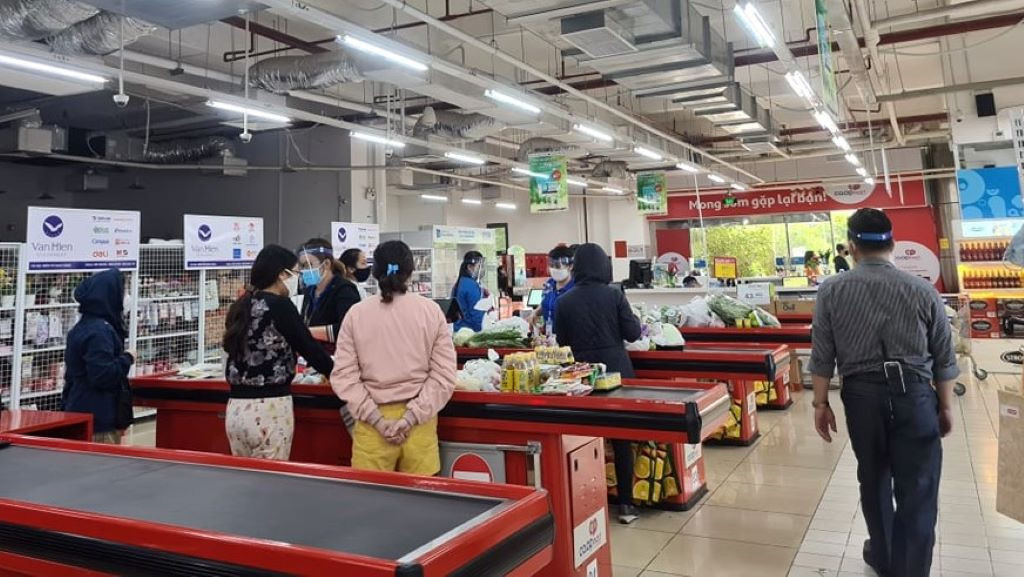 Cách ly xã hội: Chợ, siêu thị vẫn hoạt động bình thường, không thiếu hàng hóa - Ảnh 1. Cách ly xã hội: Chợ, siêu thị vẫn hoạt động bình thường, không thiếu hàng hóa - Ảnh 1.