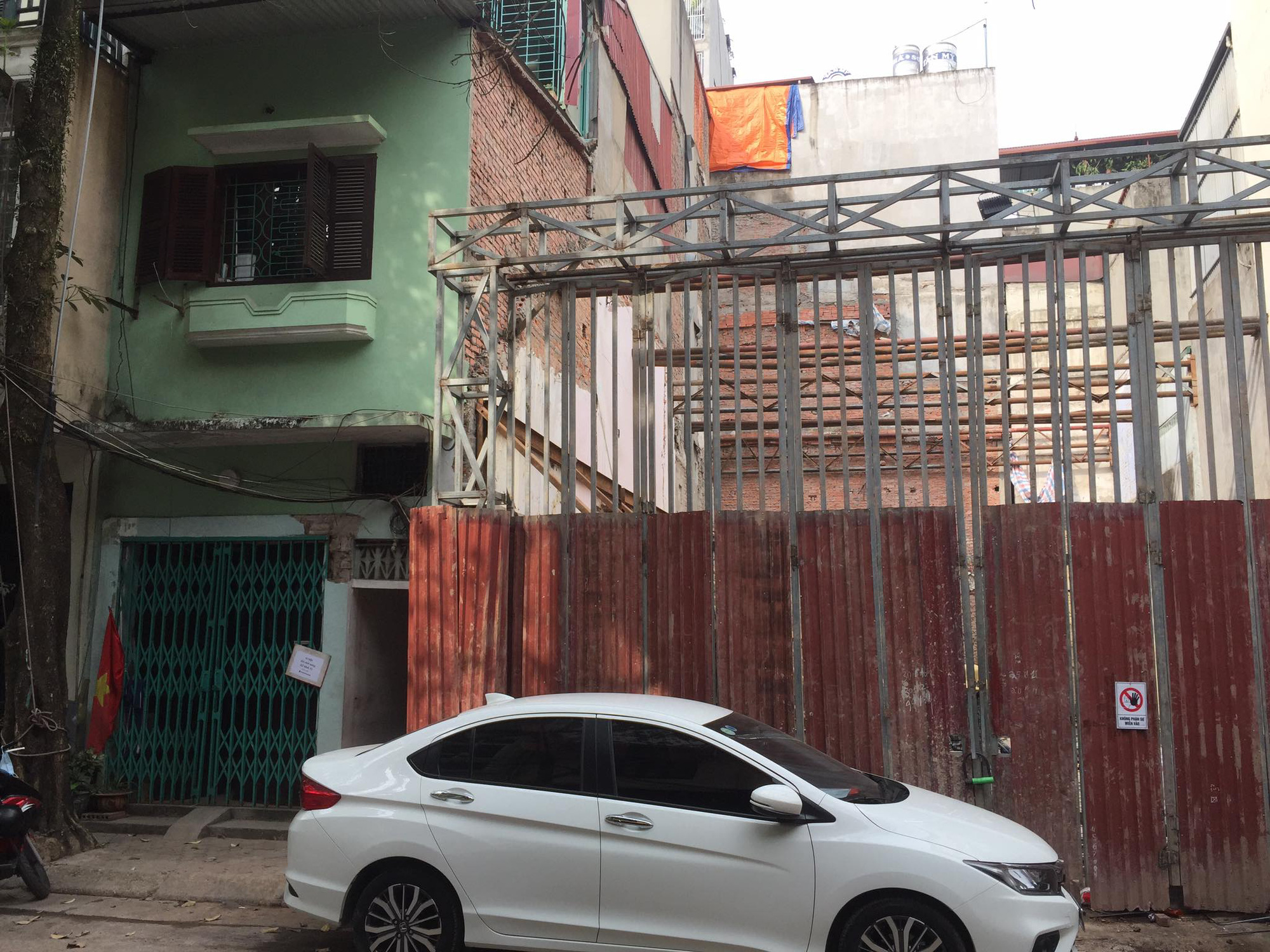 Vụ công trình “khủng” phố cổ gây nứt toác nhà dân: Yêu cầu dừng thi công từ ngày 6/3 - Ảnh 1.