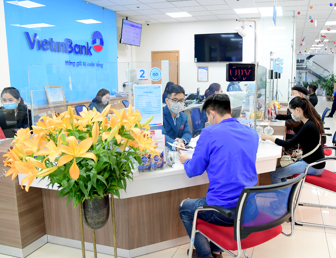 VietinBank giảm lãi suất, miễn nhiều loại phí, giãn nợ kịp thời cho hàng nghìn khách hàng   - Ảnh 1.