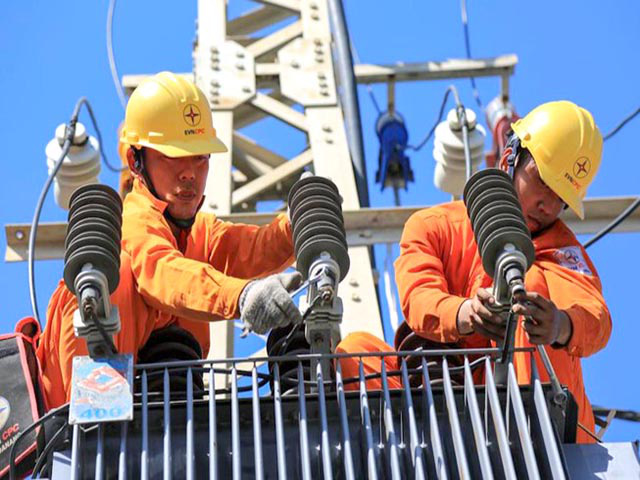 Nợ nần “ngập đầu” vẫn định tăng lương các “sếp”, EVN nói gì? - Ảnh 1.