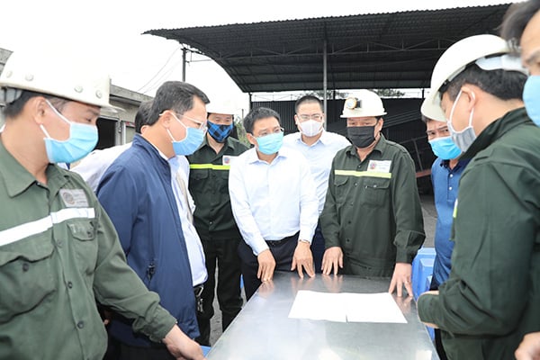 Quảng Ninh: 6 công nhân than bị mắc kẹt do tụt vỉ chống lò - Ảnh 1. Quảng Ninh: 6 công nhân than bị mắc kẹt do tụt vỉ chống lò - Ảnh 1.