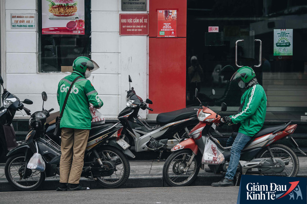 Cách ly toàn xã hội thì shipper, tài xế công nghệ hoạt động như thế nào? - Ảnh 1. Cách ly toàn xã hội thì shipper, tài xế công nghệ hoạt động như thế nào? - Ảnh 1.