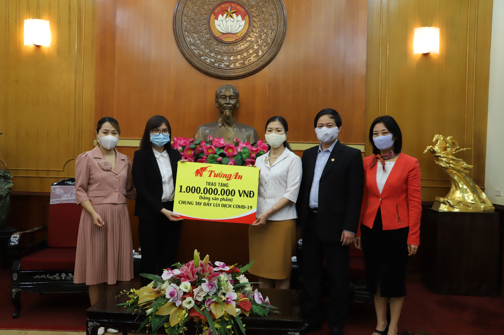 Chung tay đẩy lùi dịch Covid-19: Tường An tặng 300 sản phẩm dầu ăn trị giá 1 tỷ đồng - Ảnh 1. Chung tay đẩy lùi dịch Covid-19: Tường An tặng 300 sản phẩm dầu ăn trị giá 1 tỷ đồng - Ảnh 1.