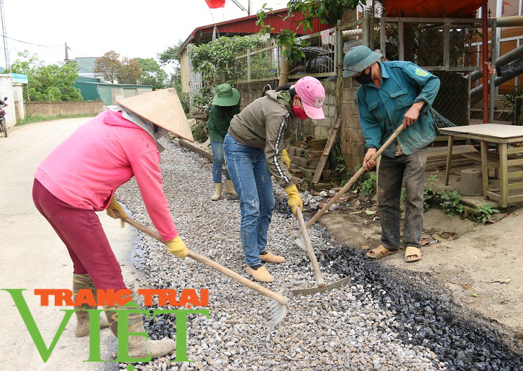 Người dân Yên Châu góp công, hiến đất xây dựng nông thôn mới - Ảnh 1.