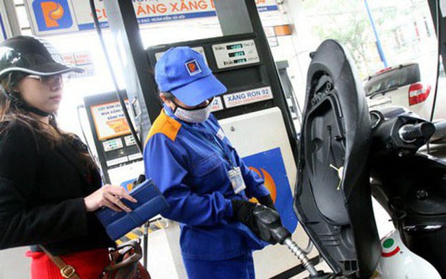 Giá xăng giảm 613 đồng/lít từ 15h ngày 13/4 - Ảnh 1. Giá xăng giảm 613 đồng/lít từ 15h ngày 13/4 - Ảnh 1.