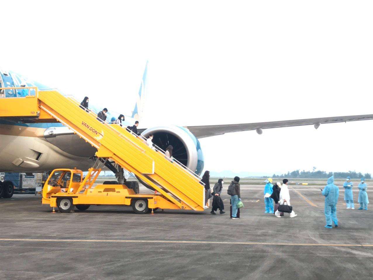 Sân bay Vân Đồn tiếp tục đón công dân Việt Nam trở về từ vùng dịch - Ảnh 1. Sân bay Vân Đồn tiếp tục đón công dân Việt Nam trở về từ vùng dịch - Ảnh 1.