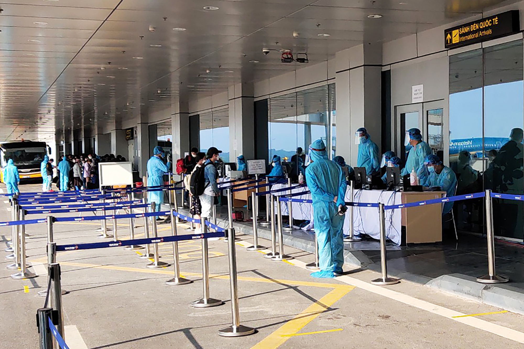 Sân bay Vân Đồn tiếp tục đón công dân Việt Nam trở về từ vùng dịch - Ảnh 2. Sân bay Vân Đồn tiếp tục đón công dân Việt Nam trở về từ vùng dịch - Ảnh 2.