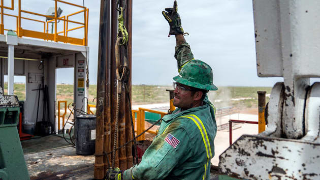 Giá dầu WTI lao dốc xuống 15 USD/ thùng khi nhu cầu dầu toàn cầu gần như tê liệt - Ảnh 1. Giá dầu WTI lao dốc xuống 15 USD/ thùng khi nhu cầu dầu toàn cầu gần như tê liệt - Ảnh 1.