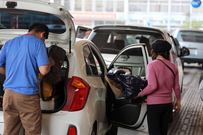 TP.HCM cho hoạt động trở lại taxi, xe công nghệ, xe khách liên tỉnh - Ảnh 1. TP.HCM cho hoạt động trở lại taxi, xe công nghệ, xe khách liên tỉnh - Ảnh 1.