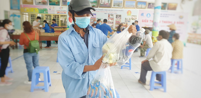 Cần Thơ: Xuất hiện &quot;Siêu thị yêu thương 0 đồng&quot; cho người nghèo - Ảnh 2.