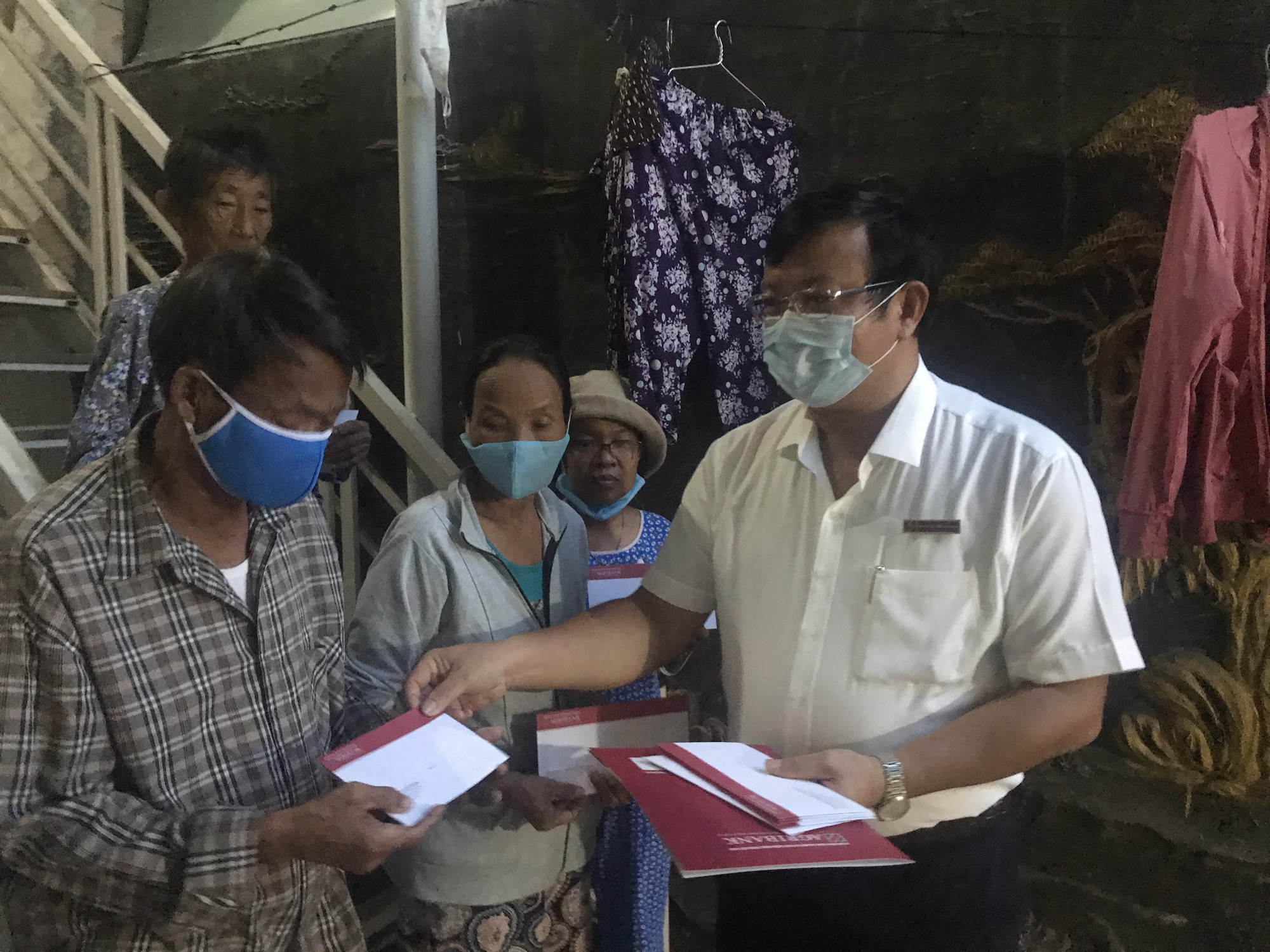 Agribank Văn phòng miền Trung: Tặng quà cho bệnh nhân nghèo chạy thận tại bệnh viện Đà Nẵng - Ảnh 1. Agribank Văn phòng miền Trung: Tặng quà cho bệnh nhân nghèo chạy thận tại bệnh viện Đà Nẵng - Ảnh 1.